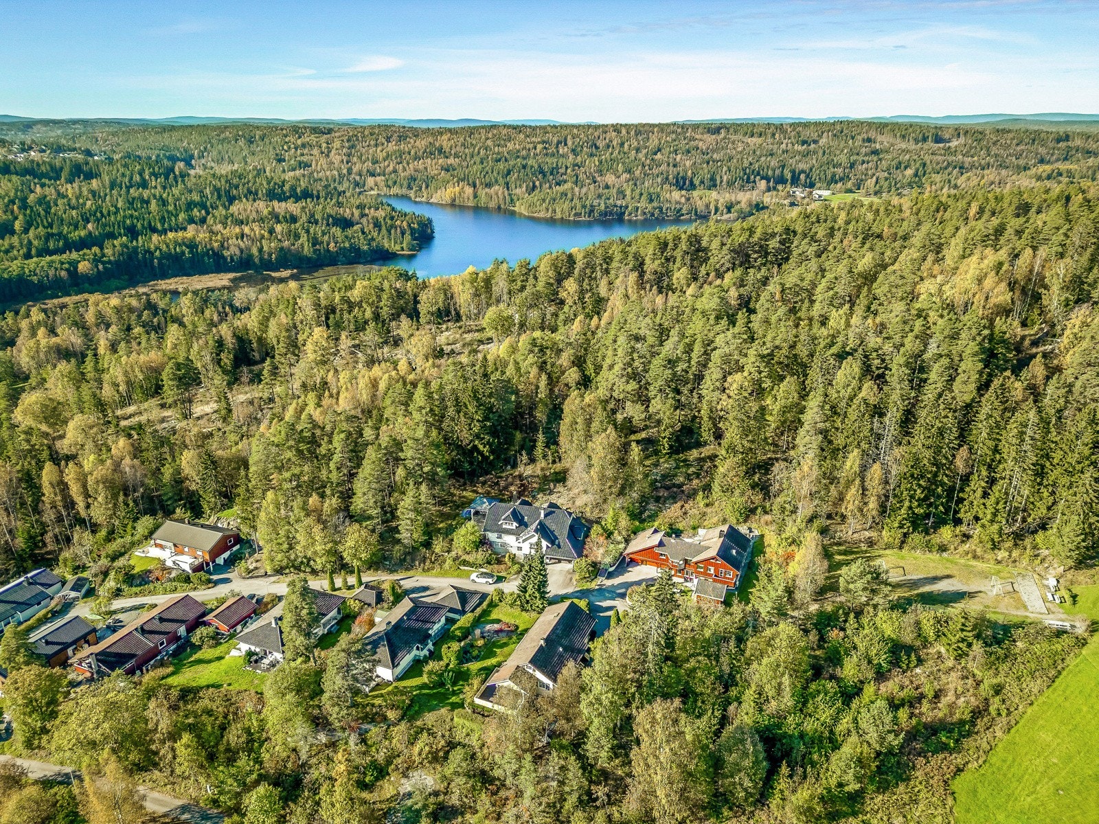 Idyllisk beliggenhet i skogkanten med turområder og Gjersjøen i bakgrunn. Galleribilde