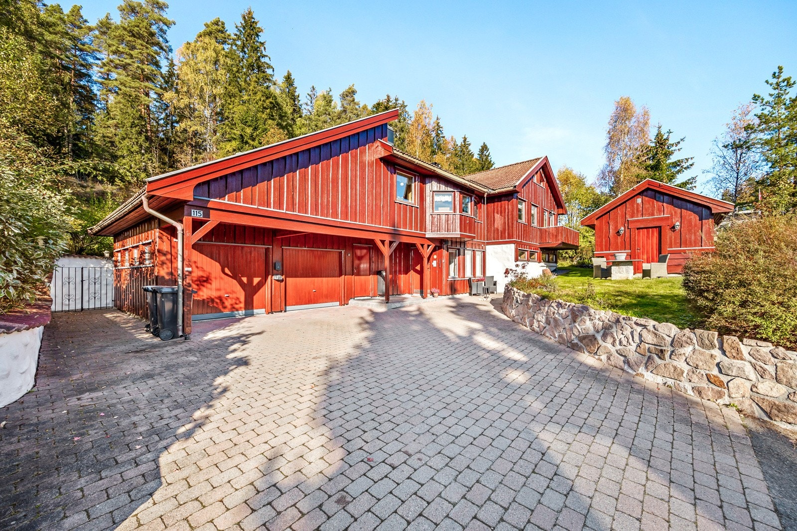 2 integrerte garasjer med gjennomgang til atriummet. Stor gårdsplass med belegningsstein samt flott murt granittmur. Her er det rikelig med parkeringsplasser. Galleribilde