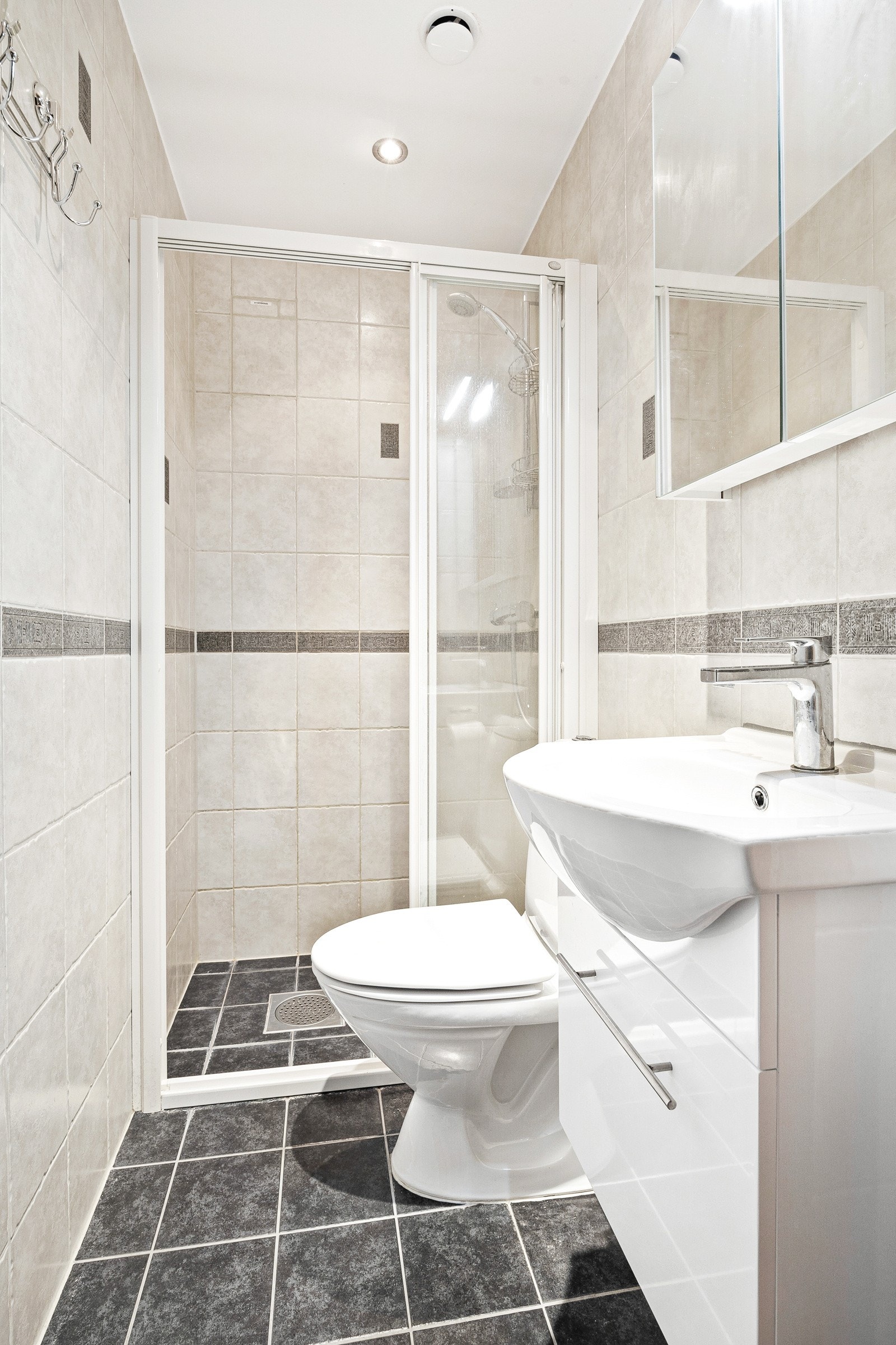 Bad i 1 etasje vegg i vegg med det minste soverommet. Galleribilde