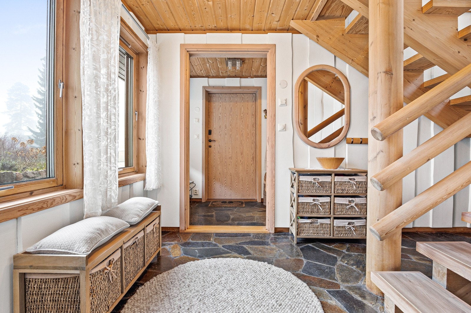 Mellomgang til entreen i 1 etasjen. Galleribilde