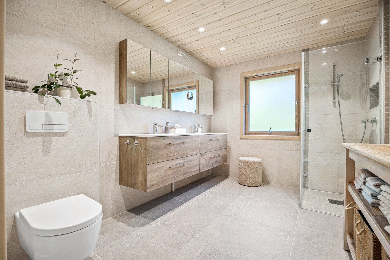 Flislagt baderom med gulvvarme. Oppgradert i 2022. Dobbeltservant med god plass til oppbevaring i overskap og skuffer. Galleribilde