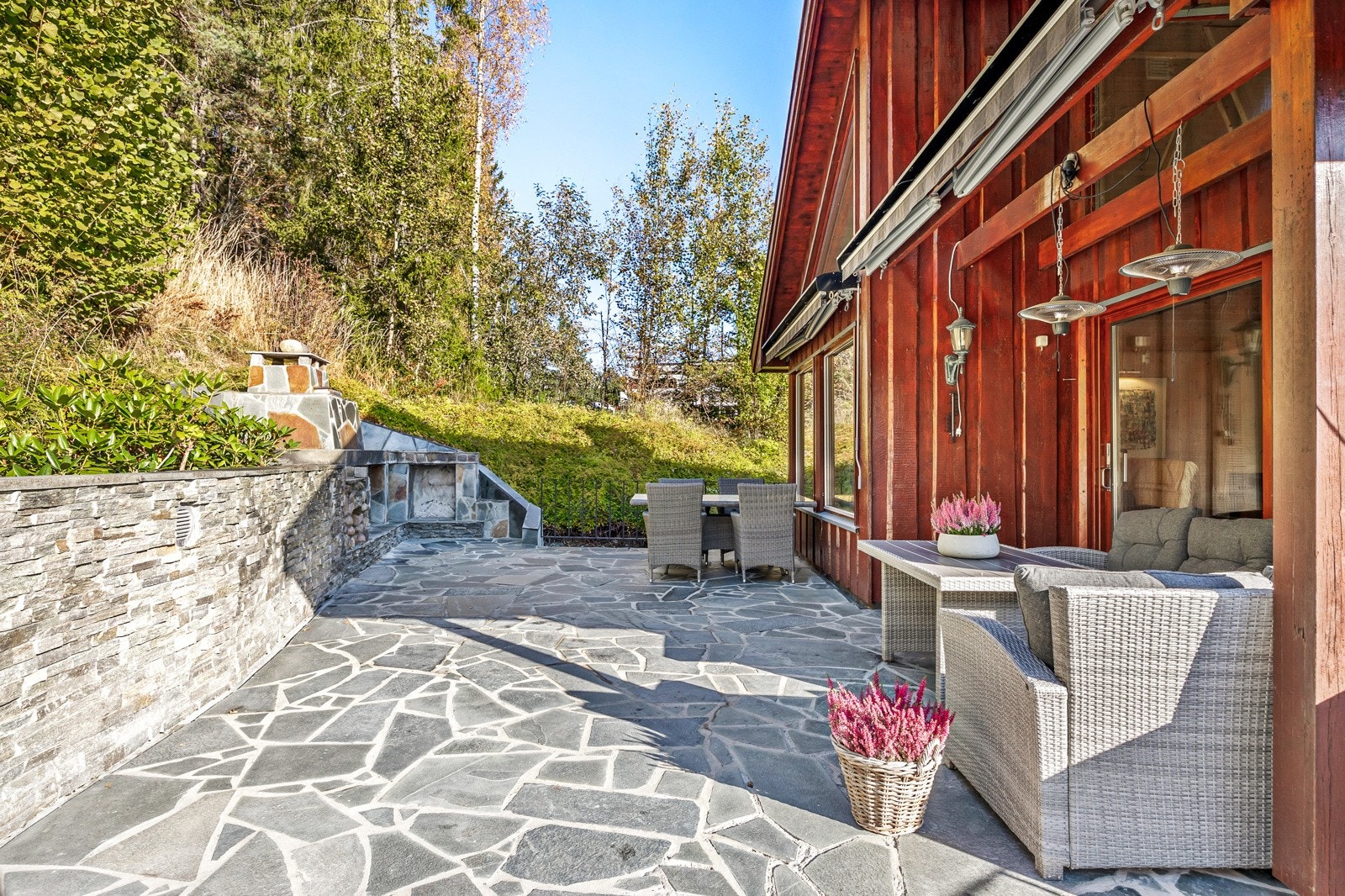 Flott skiferbelagt uteplass. Galleribilde