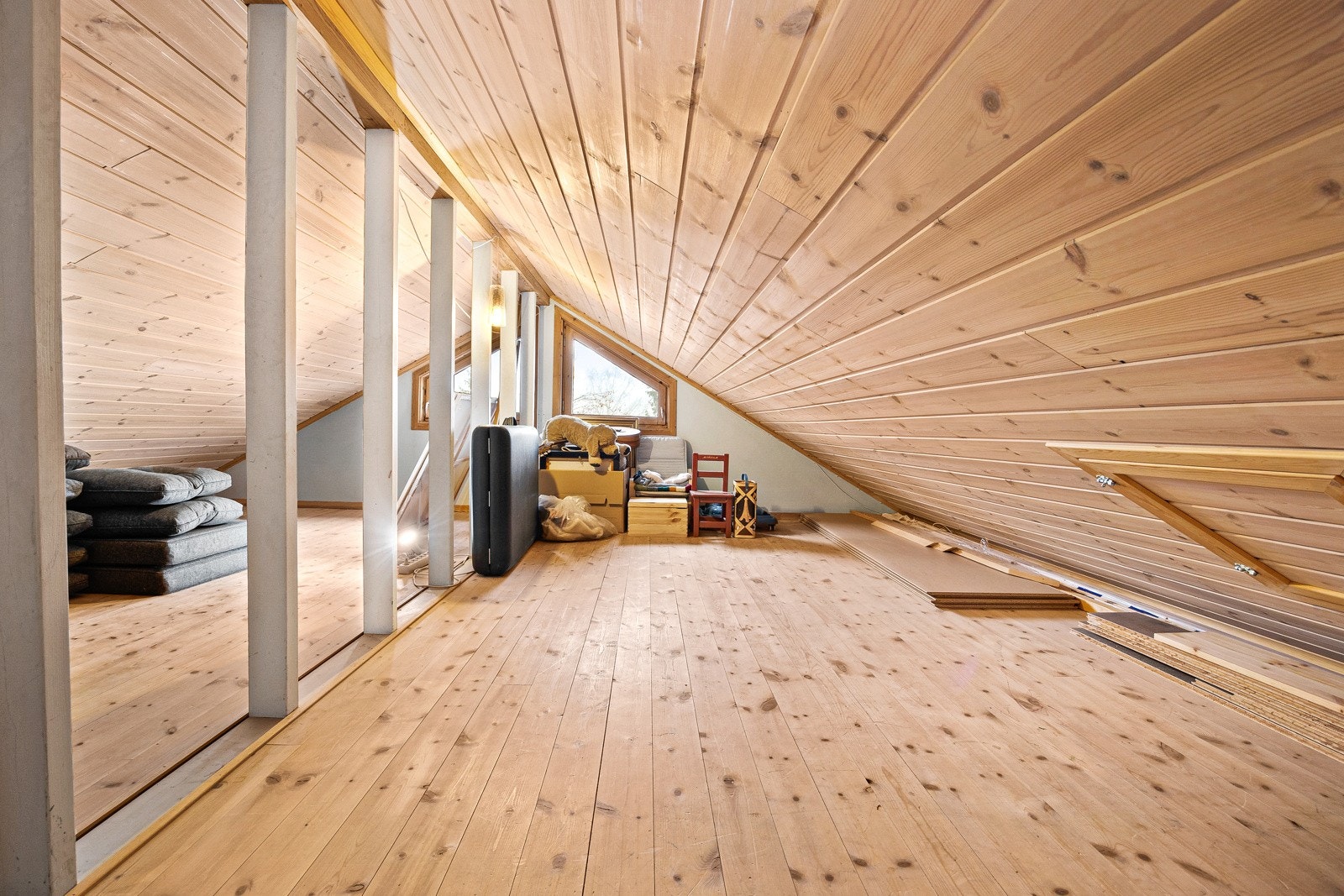 Hemsen i tilknytning til stuen. Denne har vært benyttet til gjestesoveplasser og til ekstra leke og tv stue til barn. Galleribilde