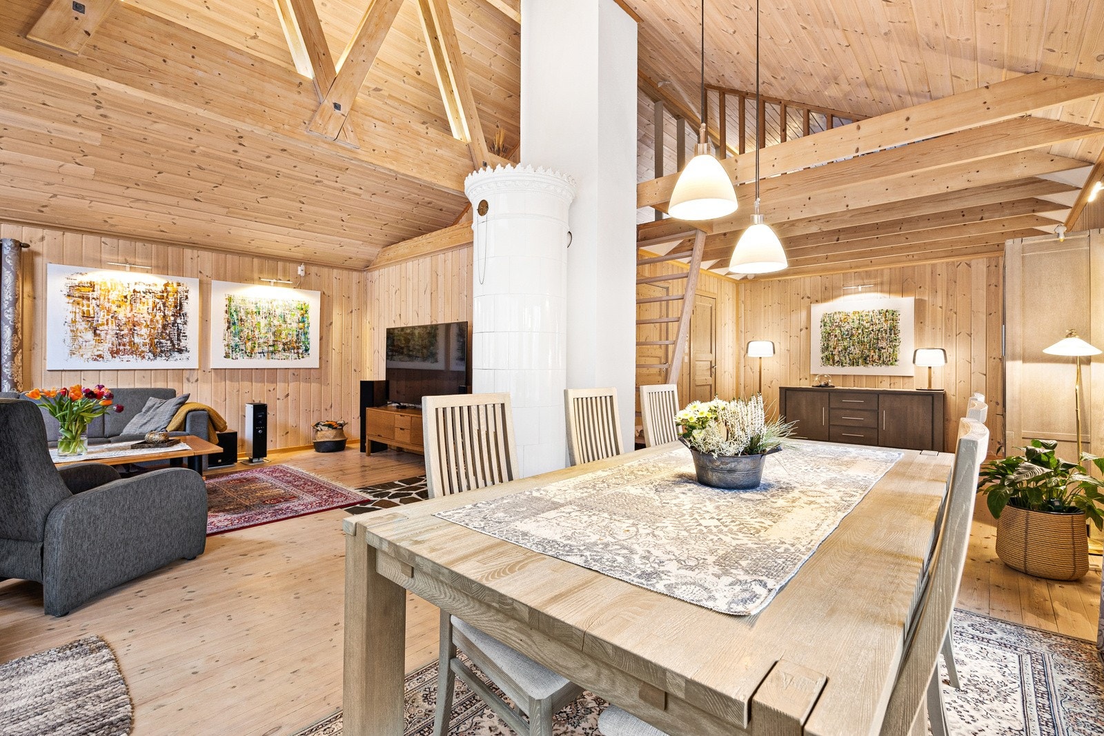 Spisestue med kakkelovn i bakgrunnen. Her er det rikelig plass gjester og masse hygge. Galleribilde