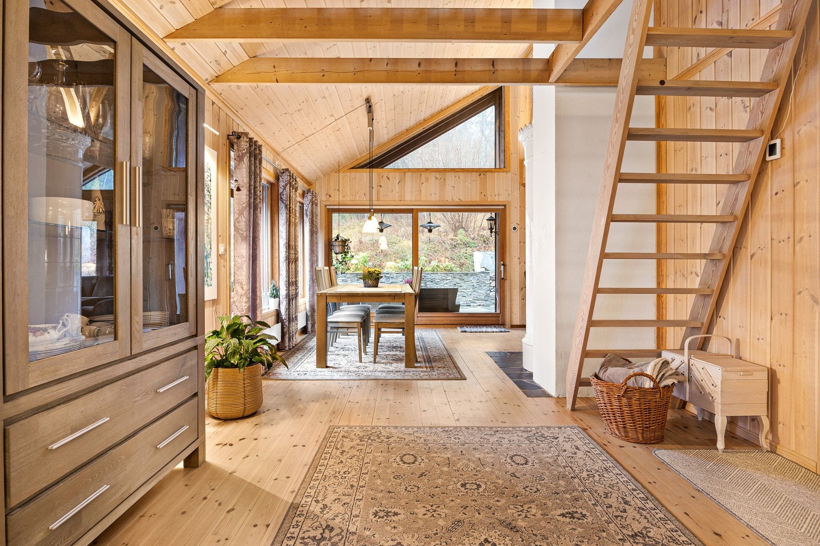 Stue og trapp til den store hemsen. Galleribilde