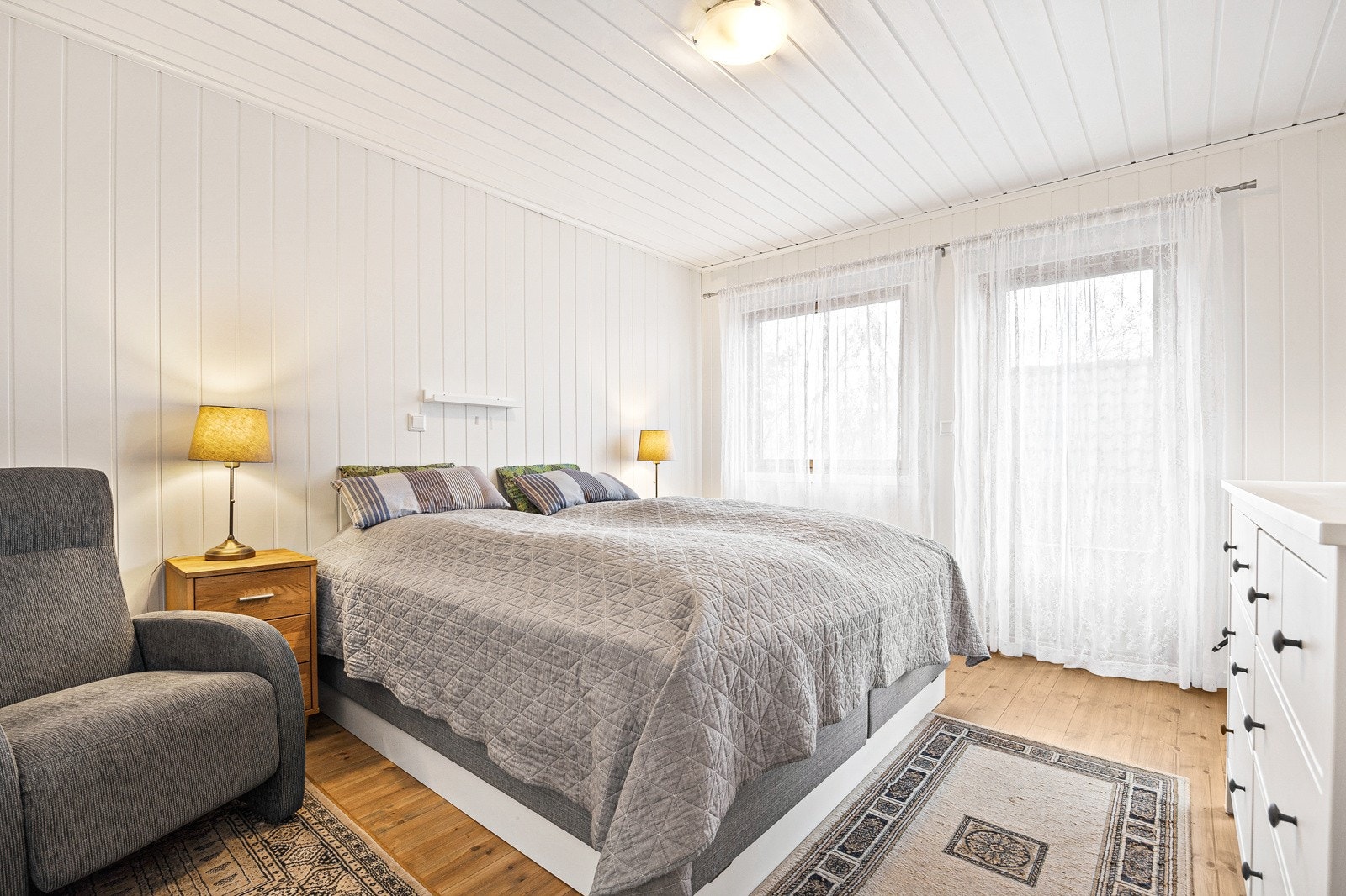 Mastersoverom med eget garderoberom og egen balkong. Galleribilde