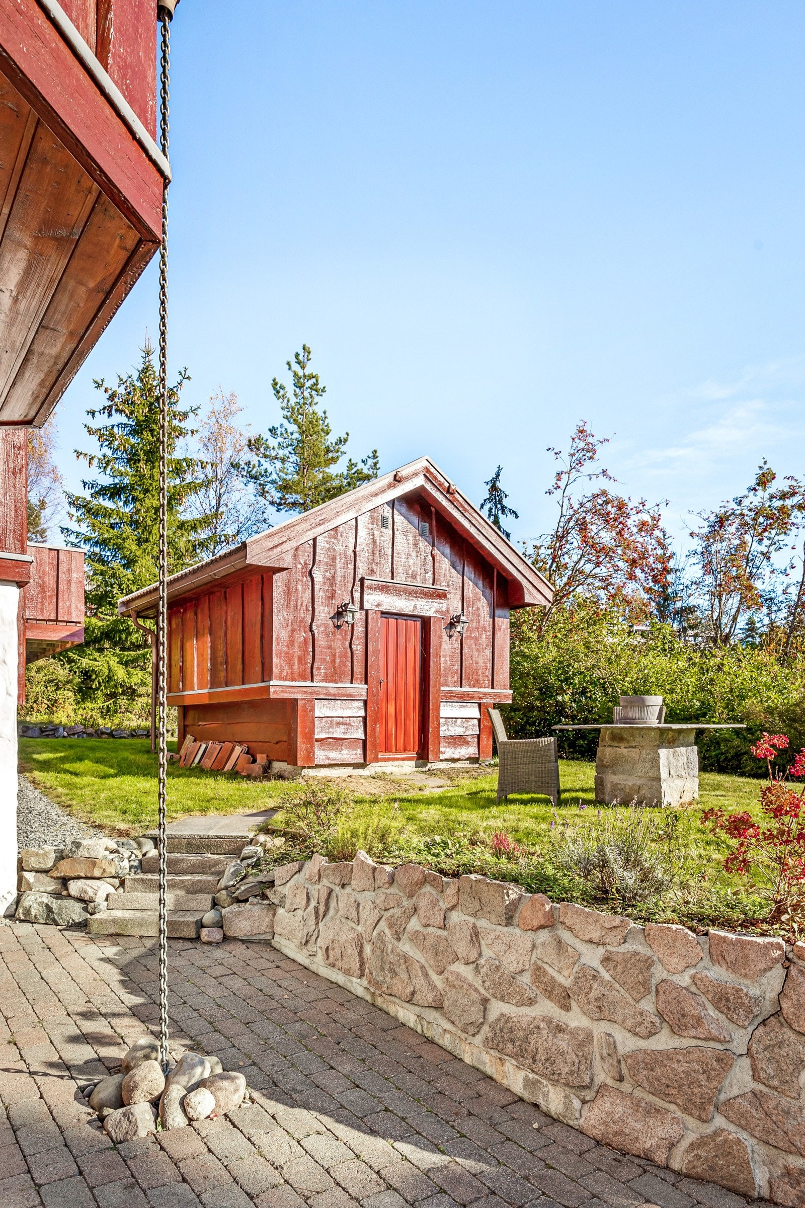 Stabbur/anneks med innlagt strøm, lys og oppvarming. Har vært benyttet til ekstra soveplass til gjester. Hyggelig uteplass foran stabbur. Galleribilde