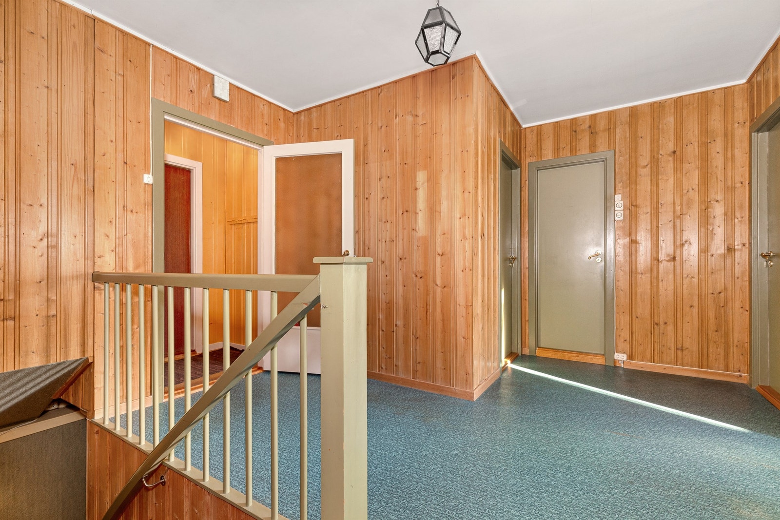 Gang med trapp til u.etasjen Galleribilde