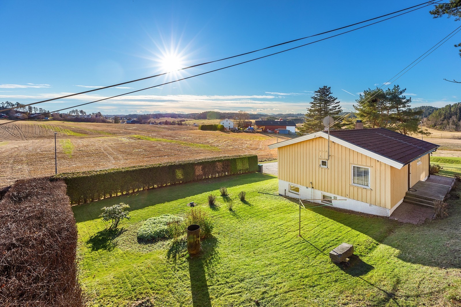Eiendommen har flott beliggenhet med fritt utsyn Galleribilde