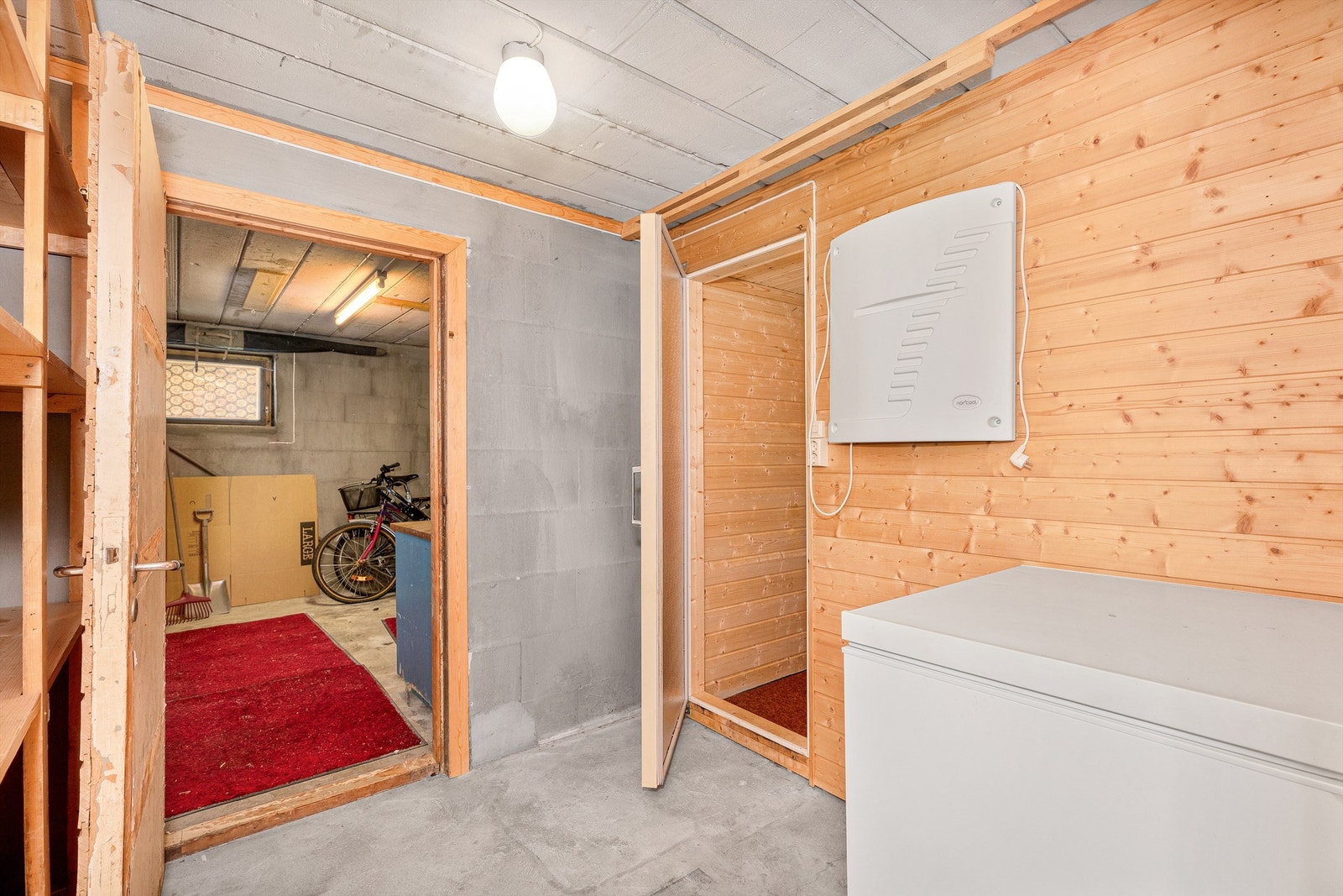 Det er direkte adkomst til garasjen fra boligdelen Galleribilde