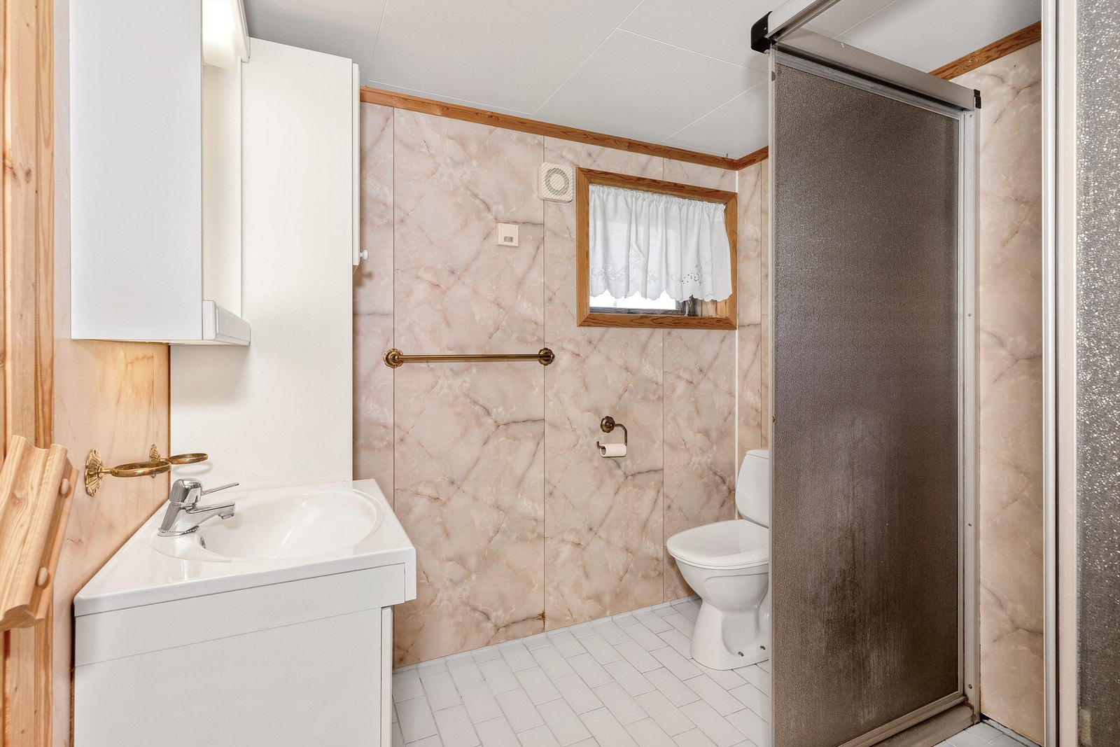 Badet i underetasjen med fliser på gulv og baderomsplater. (Badet er opprinnelig matbod og er ikke bruksendret) Galleribilde