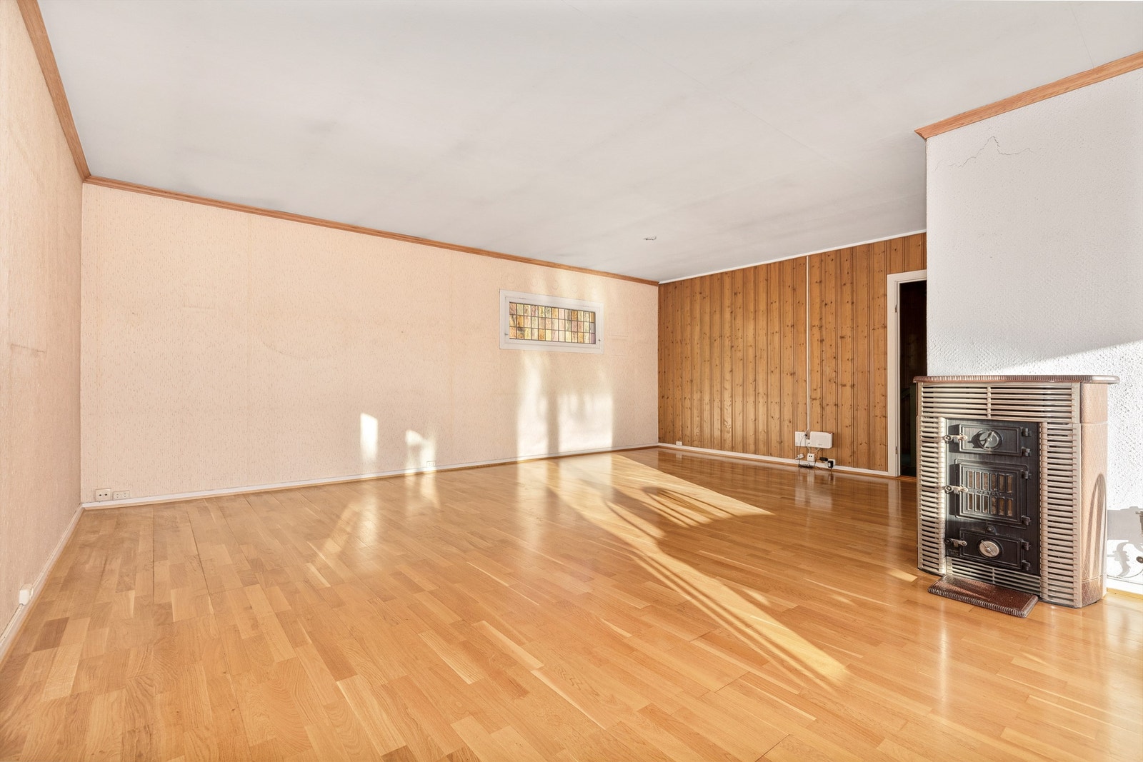 Det er pipeløp i boligen helt ned til u.etasjen. I stuen står en eldre ved/parafin ovn. Galleribilde