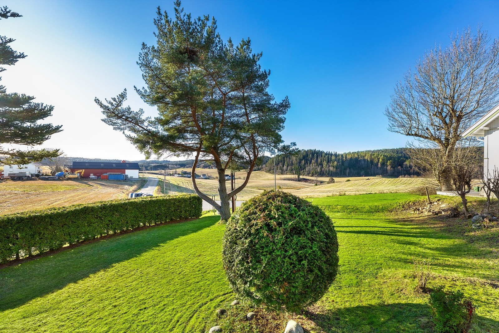 Fra eiendommen er det fritt utsyn og gode solforhold Galleribilde