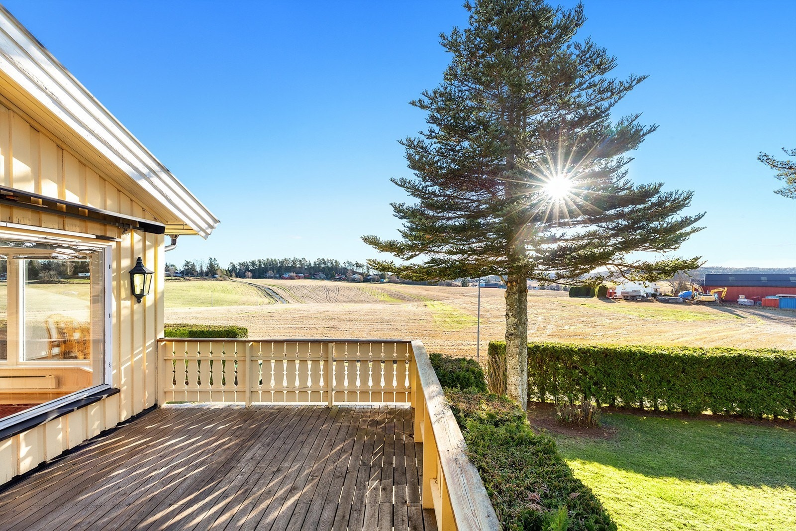 Terrassen har utgang fra stuen i 1.etasje Galleribilde