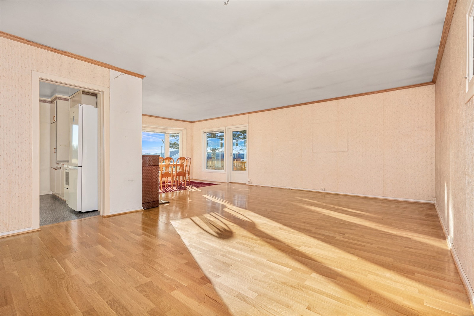 Kjøkkenet ligger vegg i vegg med stuen Galleribilde