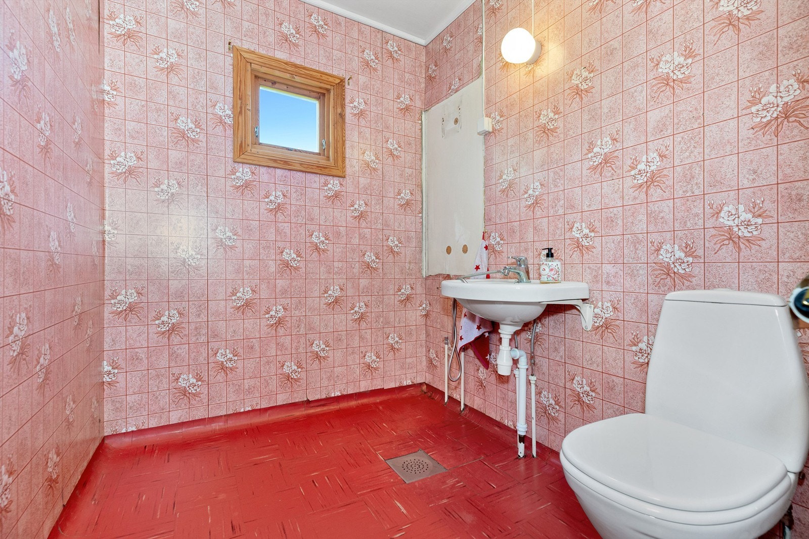 Badet i 1.etasje har gulvbelegg og baderomstapet Galleribilde