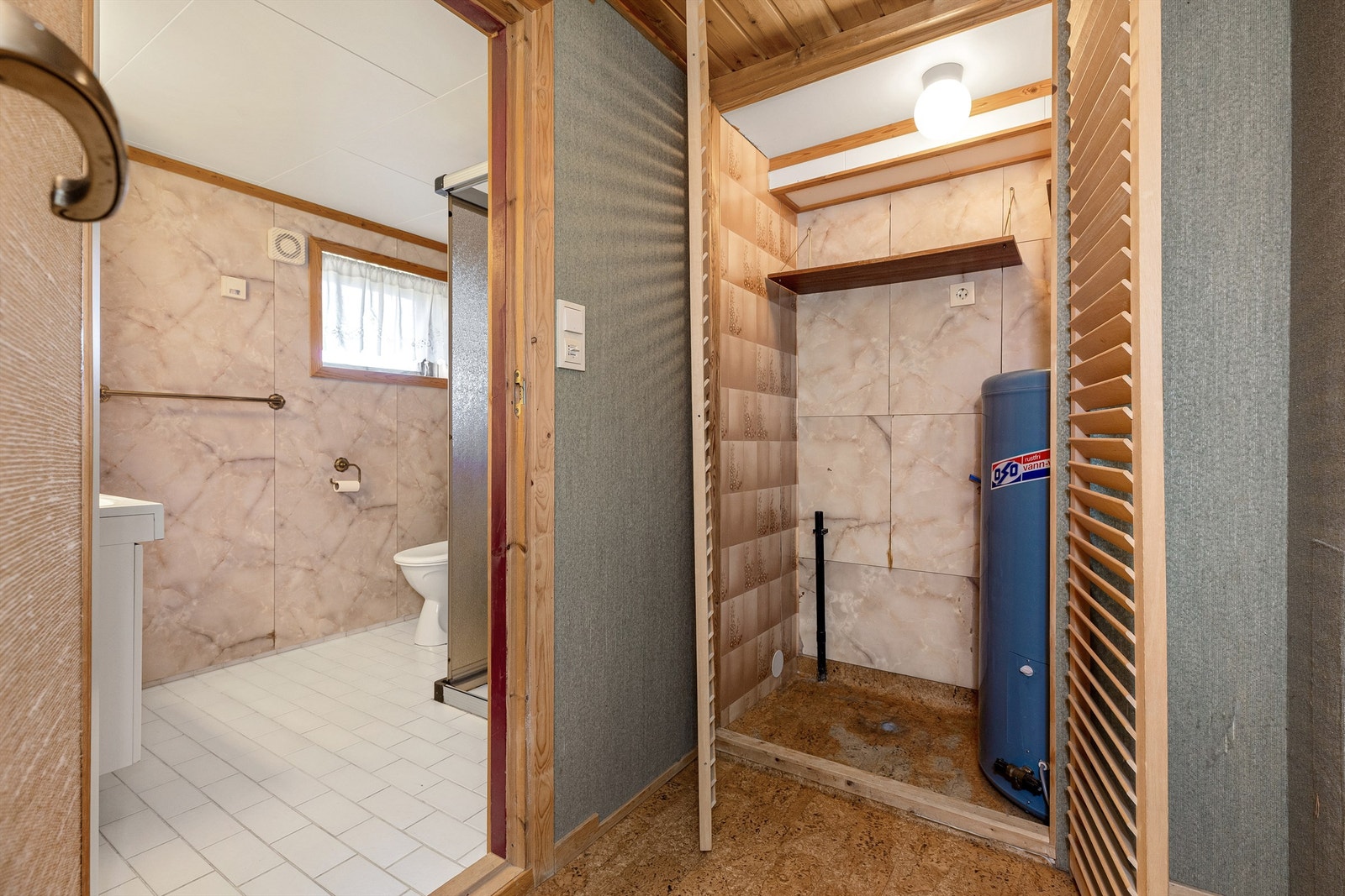 Mellomgang med bereder i skap Galleribilde