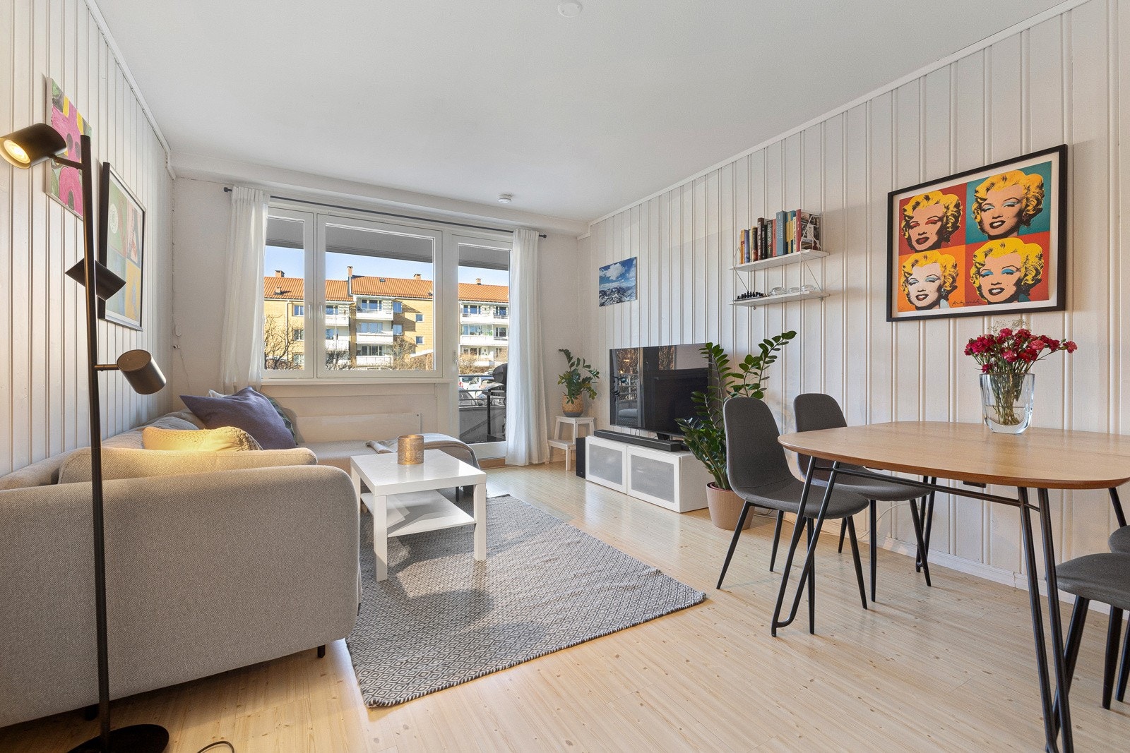 Velkommen til St. Jørgens vei 69! Stuen er romslig og lys, og har utgang til den herlige balkongen. Galleribilde