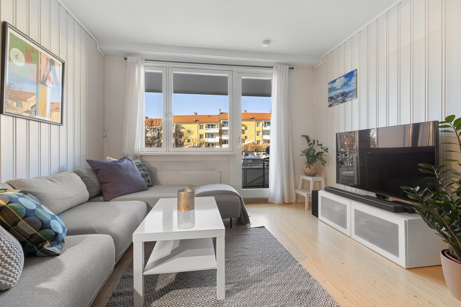 Stuen er av god størrelse og kan enkelt innredes etter eget ønske. Det er god plass til sofagruppe, spisebord, og TV-seksjon. Galleribilde