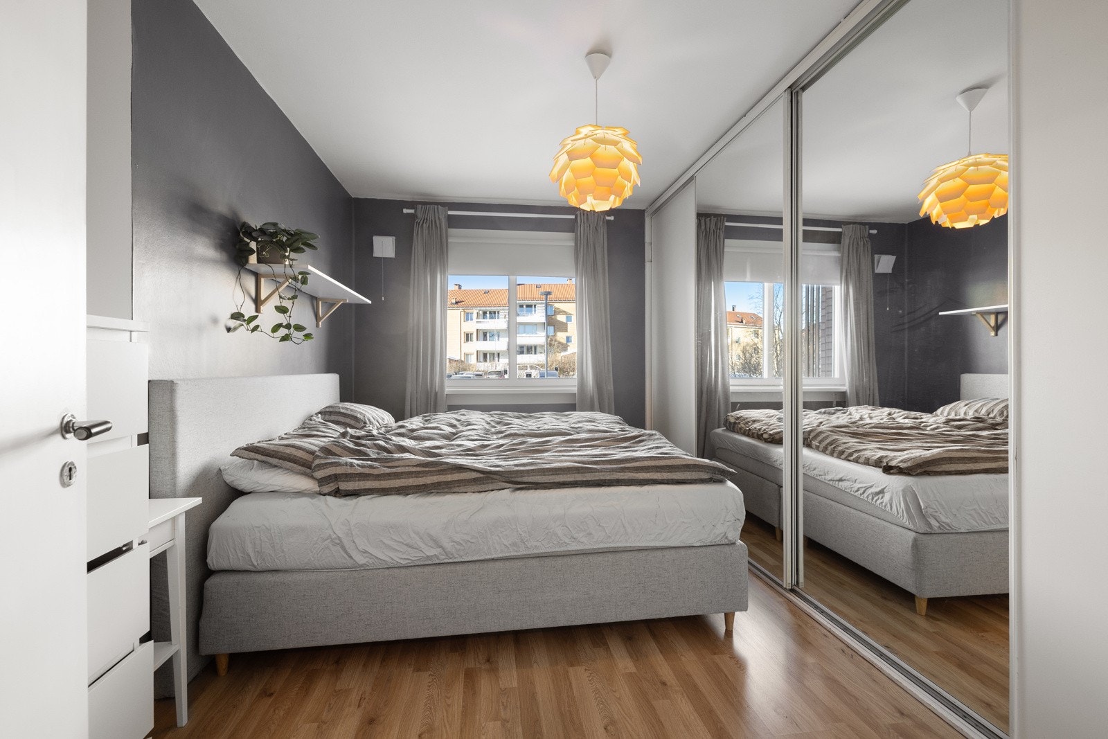 Soverommet er av god størrelse og har en stor skyvedørsgarderobe og god lagringsplass. Galleribilde