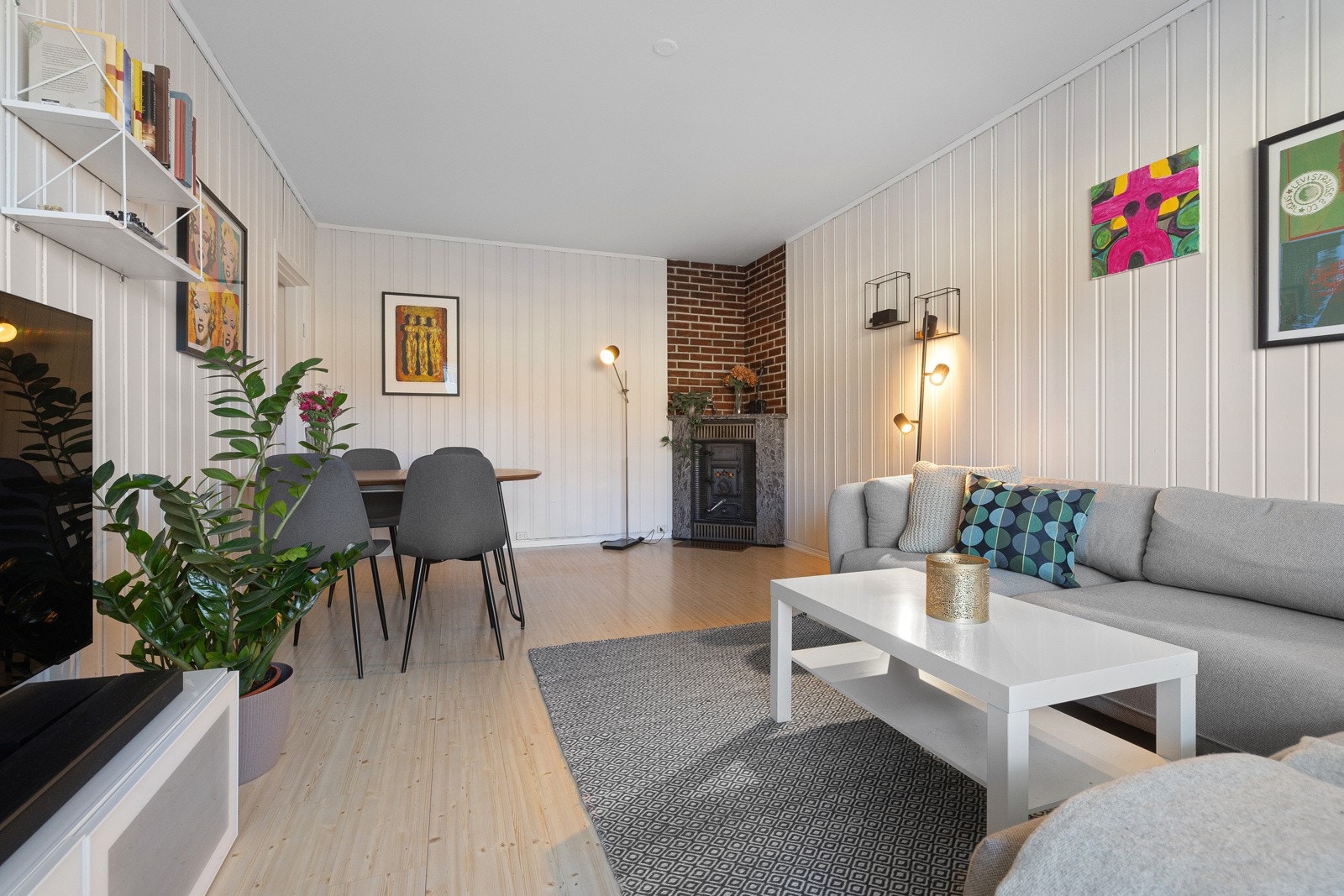I stuen finner du en hyggelig peis, perfekt for å varme opp leiligheten på vinterstid. Galleribilde