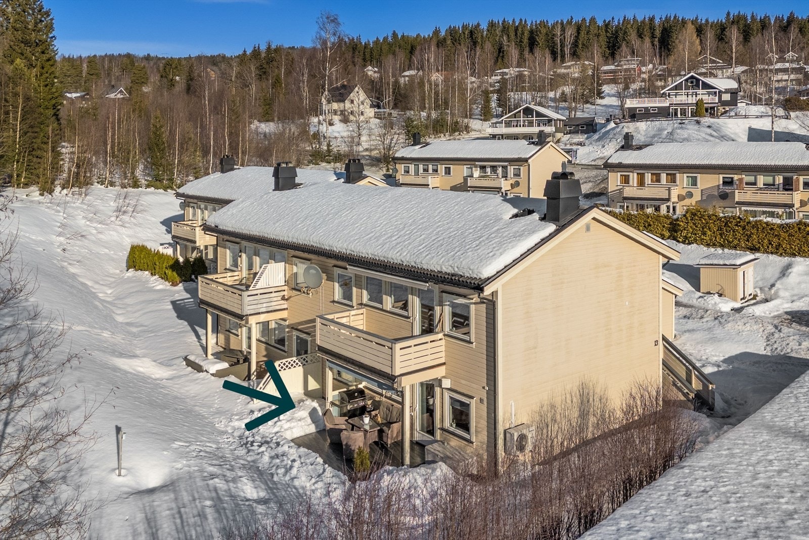 Beliggende på bakkeplan med skjermet beliggenhet og fin uteplass Galleribilde