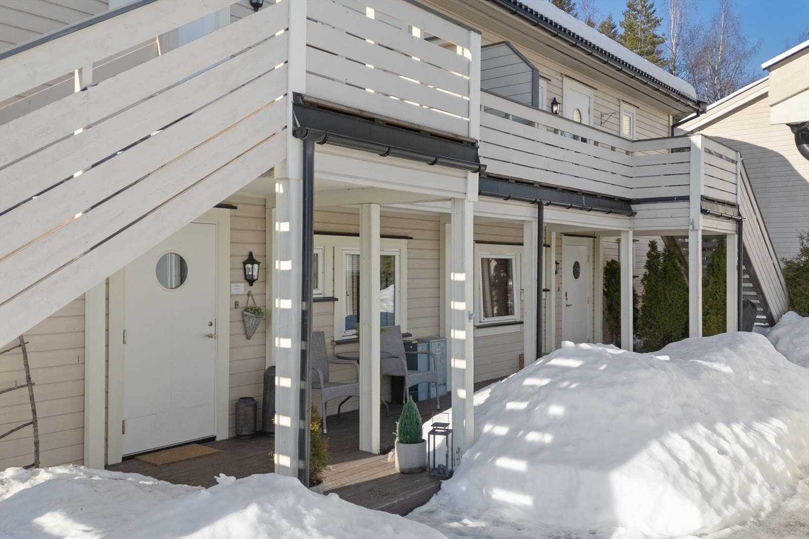 Leiligheten har dels overbygget inngangsparti og terrasseplatting mot nord. Galleribilde