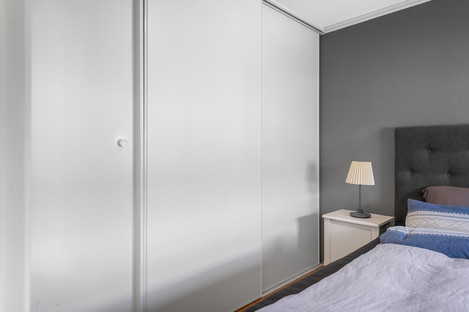 Skyvedørsgarderobe med gode og skjulte oppbevaringsmuligheter Galleribilde