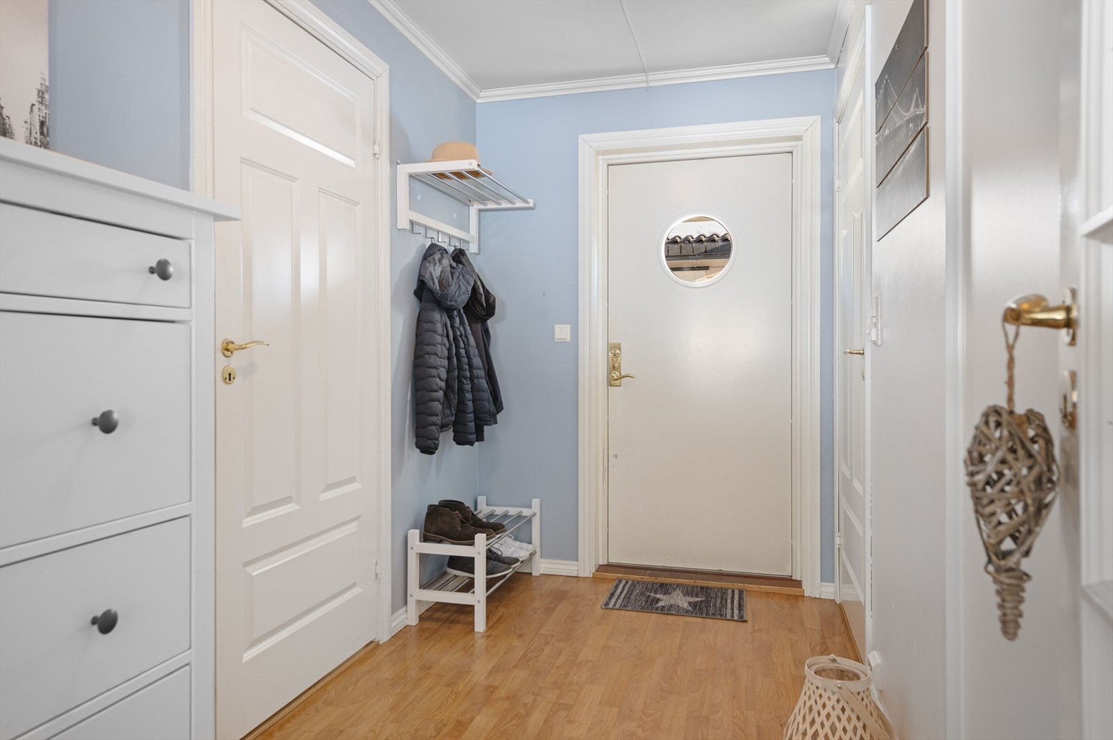 Det er godt med plass til oppheng for klær og sko, i tillegg er det walk-in bod med adkomst fra gangen. Galleribilde