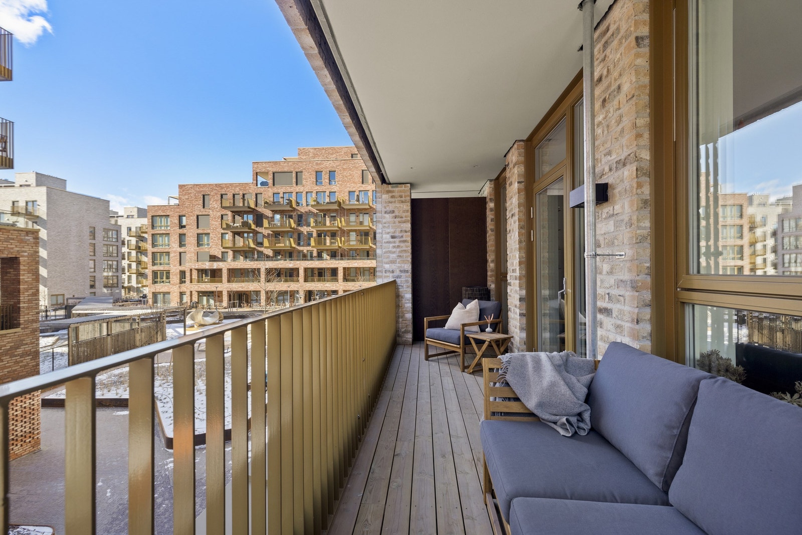 Hovedbalkongen fra stuen vender mot gårdsrom og strekker seg langs hele stuen og kjøkkenet Galleribilde