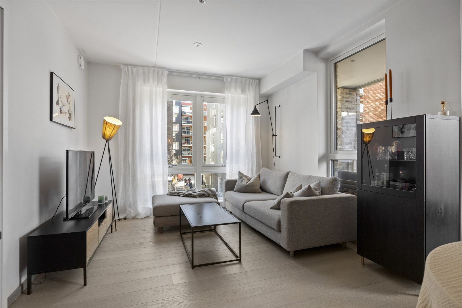 Lys og romslig stue med god takhøyde Galleribilde