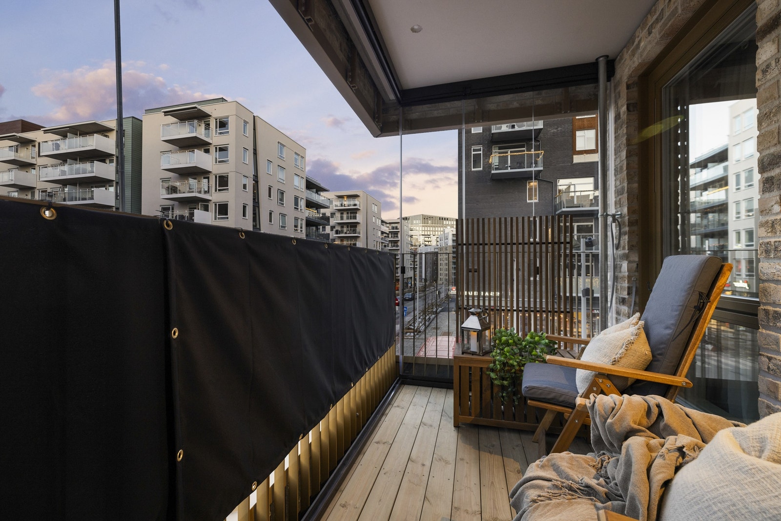 Romslig innglasset nordvendt balkong på 7 m² Galleribilde