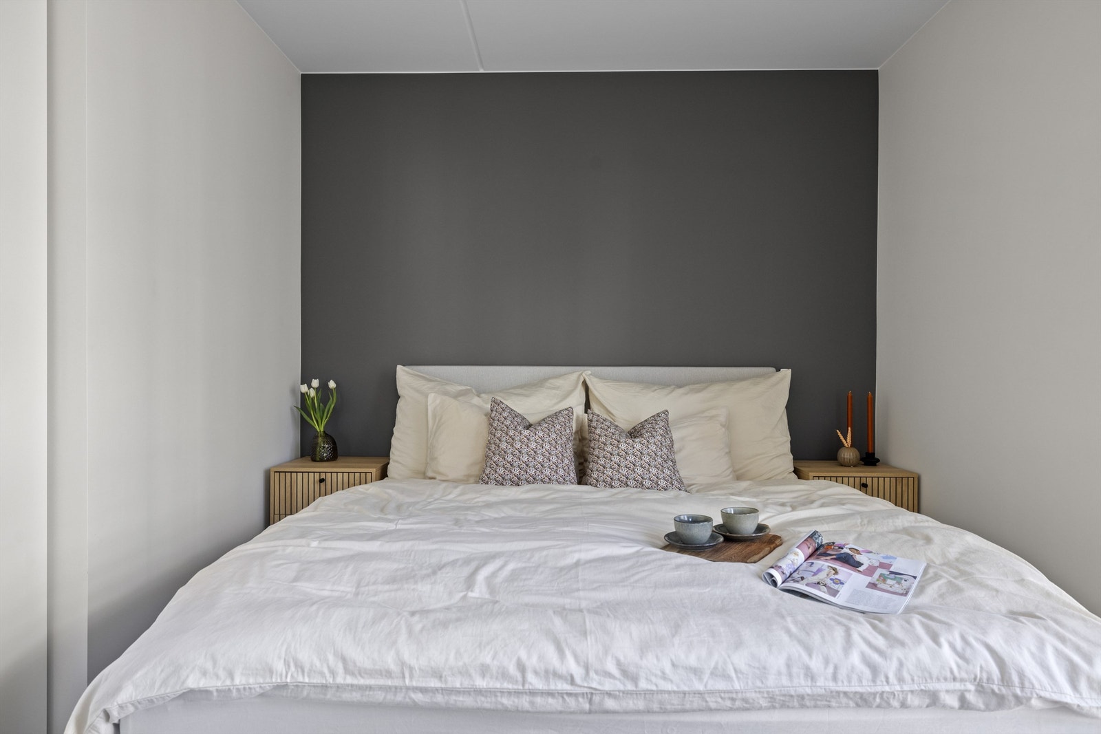 Hovedsoverom av særdeles god størrelse som byr på plass til dobbeltseng med tilhørende nattbord Galleribilde