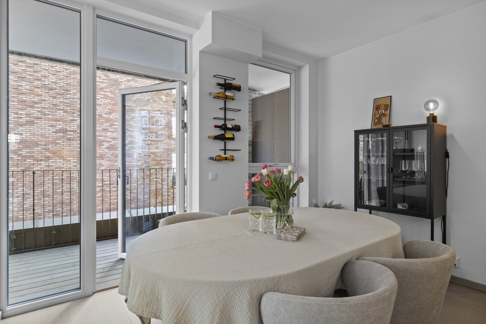 Leiligheten har 2 romslige og overbygde balkonger på henholdsvis 10 m² og 7 m² Galleribilde