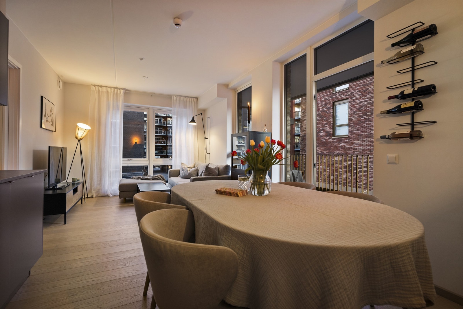 Koselig stor stue med god plass til sofagruppe, tv-møblement og spisestuebord Galleribilde