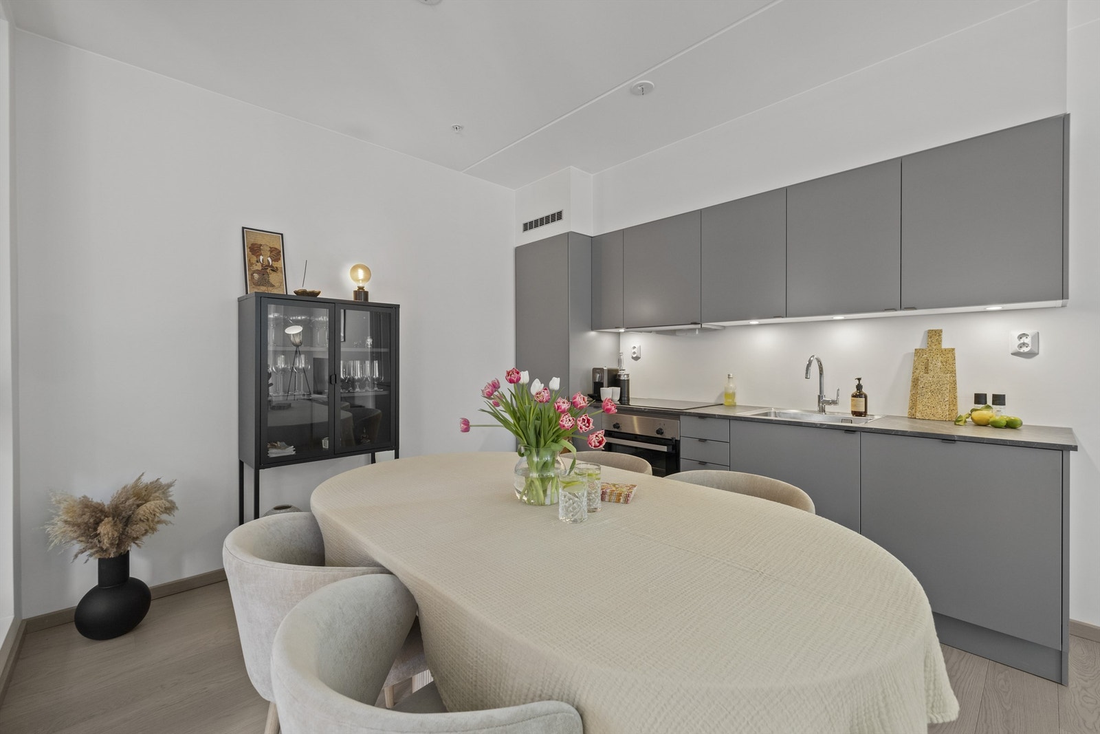 Arealeffektiv og lys stue med åpen kjøkkenløsning. Rikelig med plass til sofagruppe og stort spisebord i direkte tilknytning med kjøkken Galleribilde