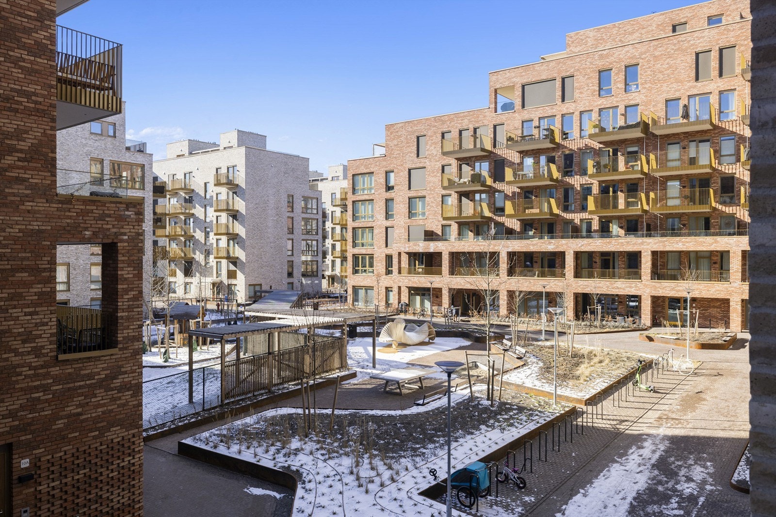 Fra balkongen er det trivelig utsyn mot et meget pent opparbeidet indre gårdsrom Galleribilde