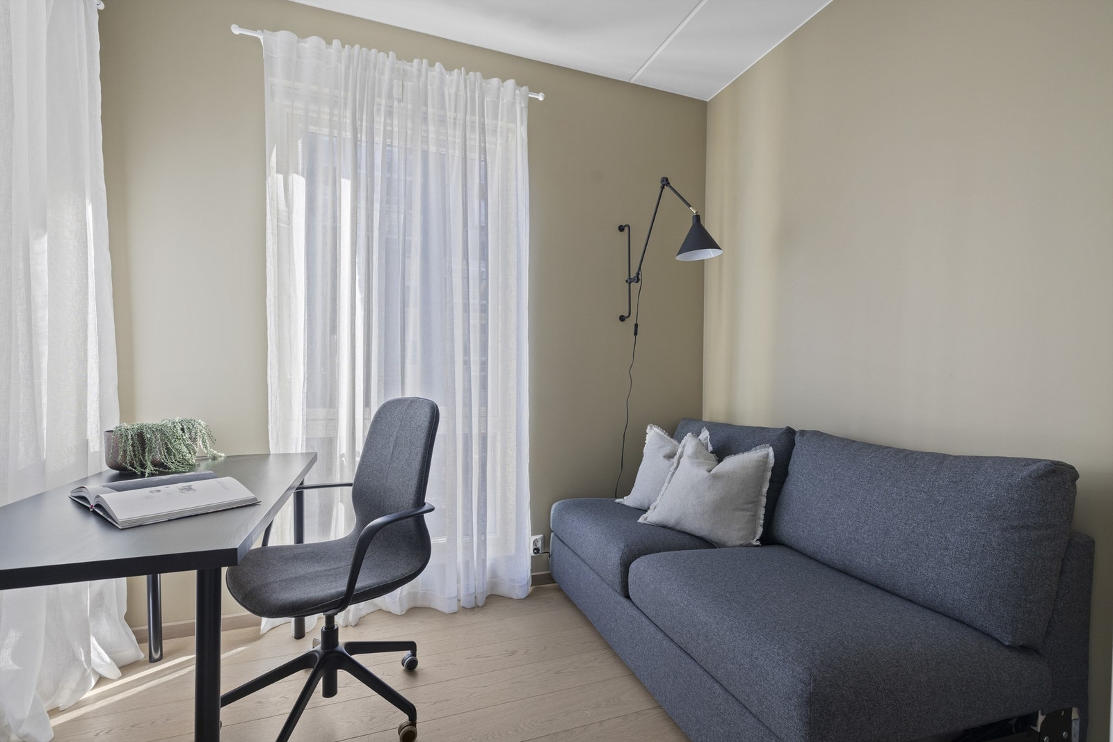 Her er det plass til seng, skrivebord og kontorstol. Rikelig med lysinnslipp fra store vinduer Galleribilde