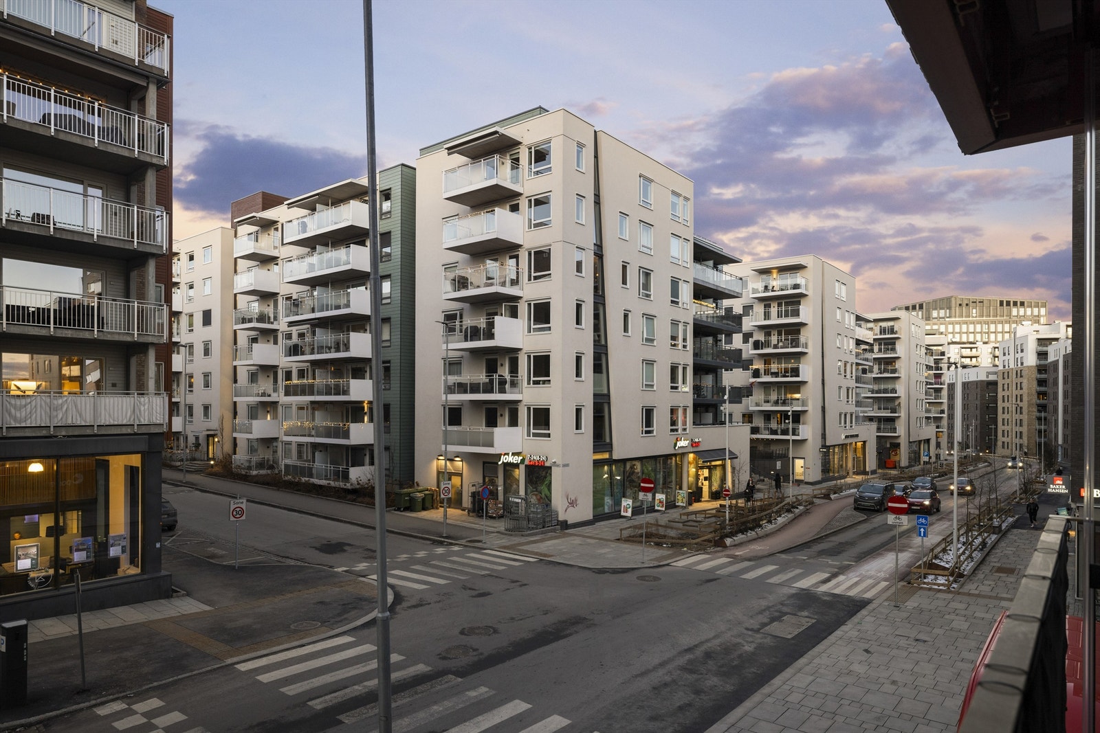 Hyggelig balkong med fin utsikt nedover Lørenveien og Lørenvangen Torg Galleribilde