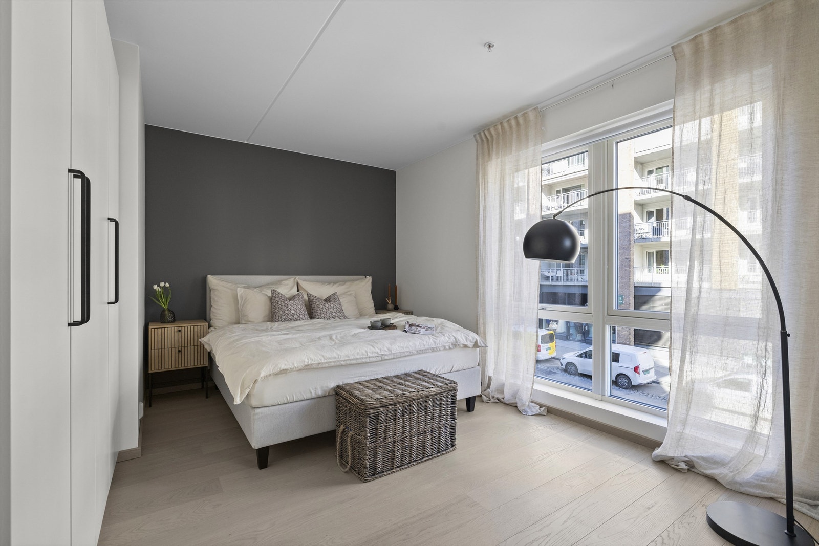 Soverom I / Hovedsoverom - rikelig med oppbevaringsplass i store garderobeskap. Rikelig med plass til kontorløsning, selvsagt etter eget ønske og behov. Galleribilde