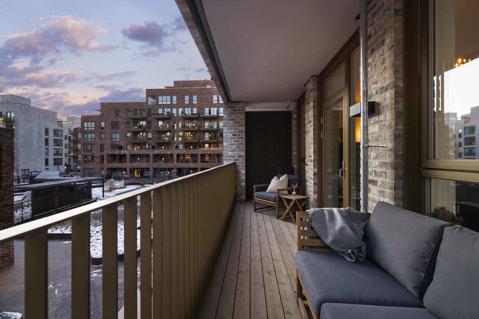 Romslig åpen sydvendt balkong på 10 m² som vender inn mot pent opparbeidet gårdsrom Galleribilde