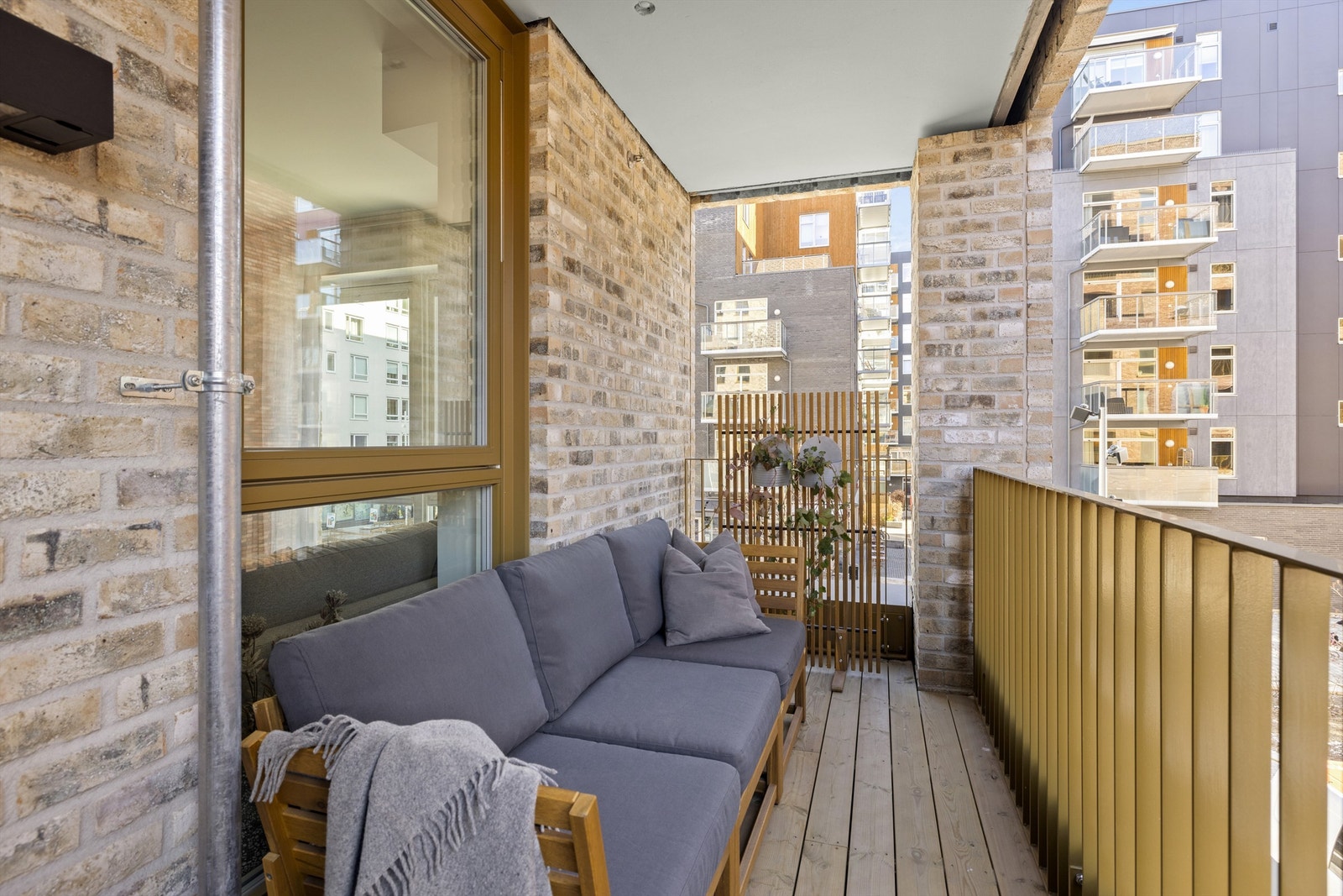 Her er det god plass til utemøblement som både sittegruppe og grill. På årets varme dager fungerer balkongen naturligvis godt som en forlengelse av stuen Galleribilde