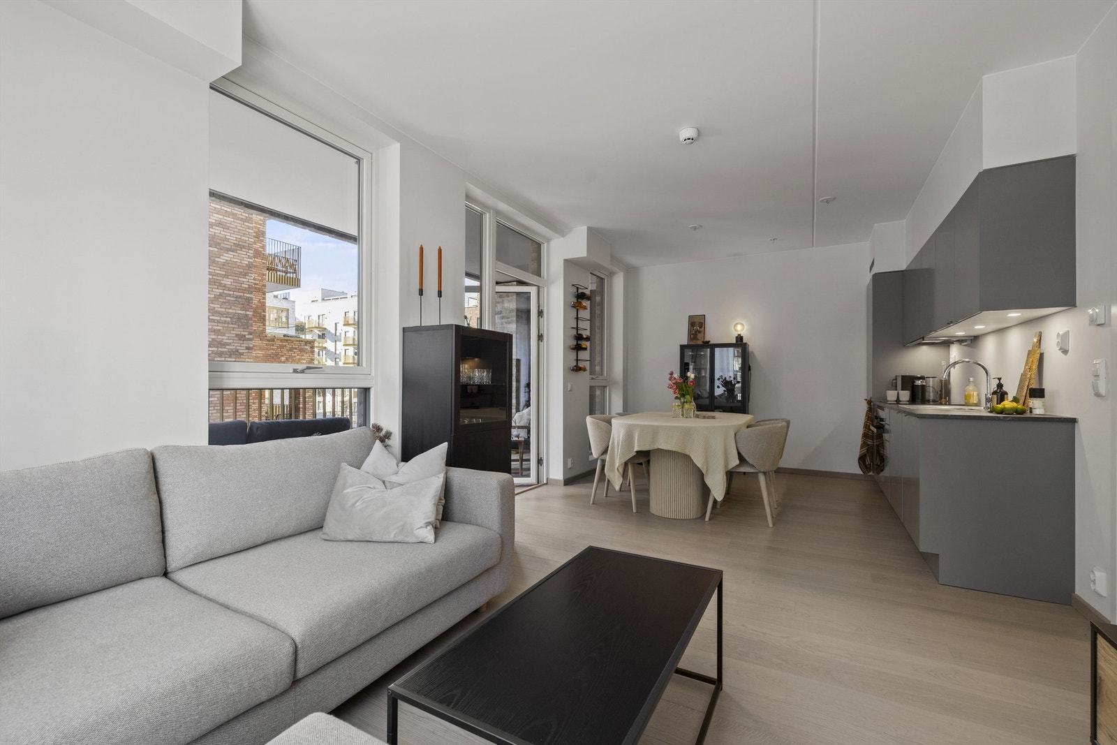 Stuens praktiske utforming sørger for gode soneinndelte møbleringsmuligheter Galleribilde