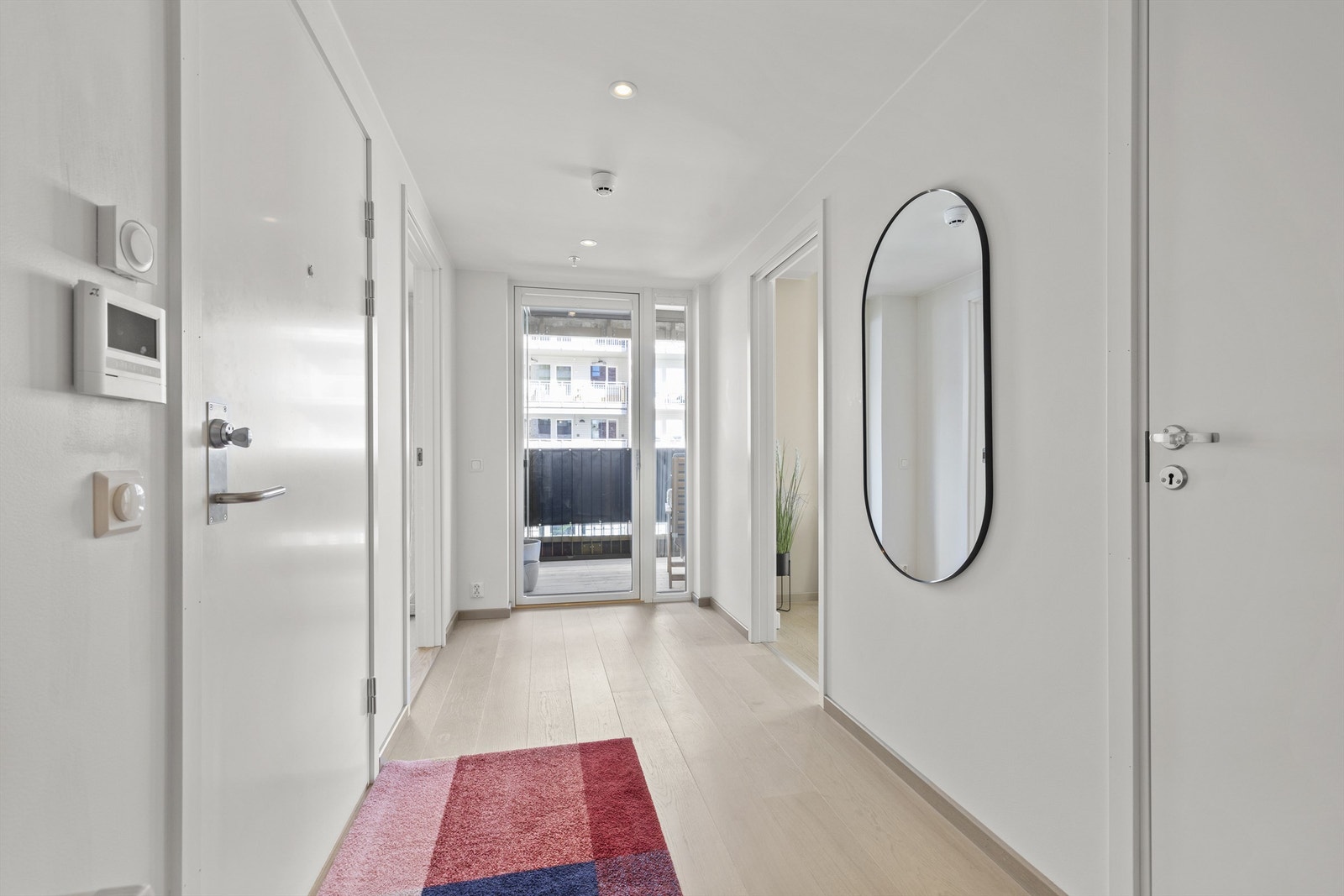 Fra gangen er det direkte adkomst til stuen, begge soverom, badeværelse, innglasset balkong og praktisk innvendig bod Galleribilde