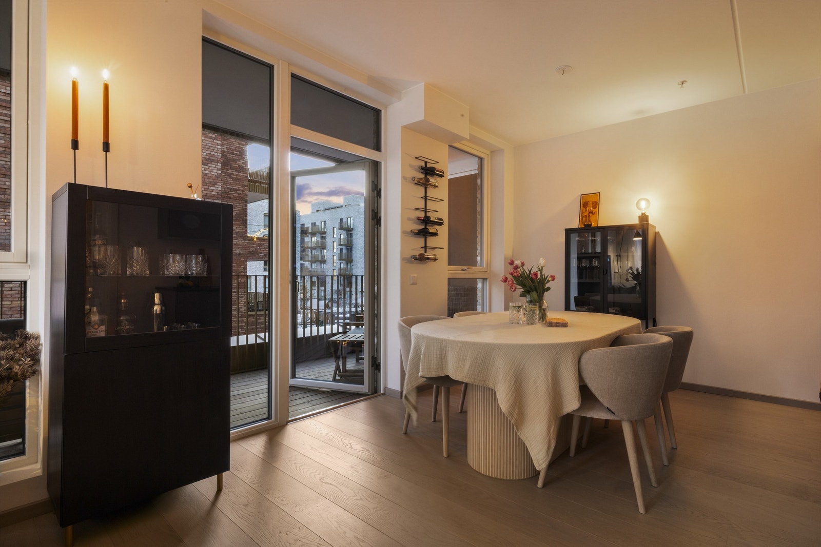 Leiligheten stod ferdig i 2024 og fremstår i dag som direkte innflyttingsklar med meget god standard Galleribilde