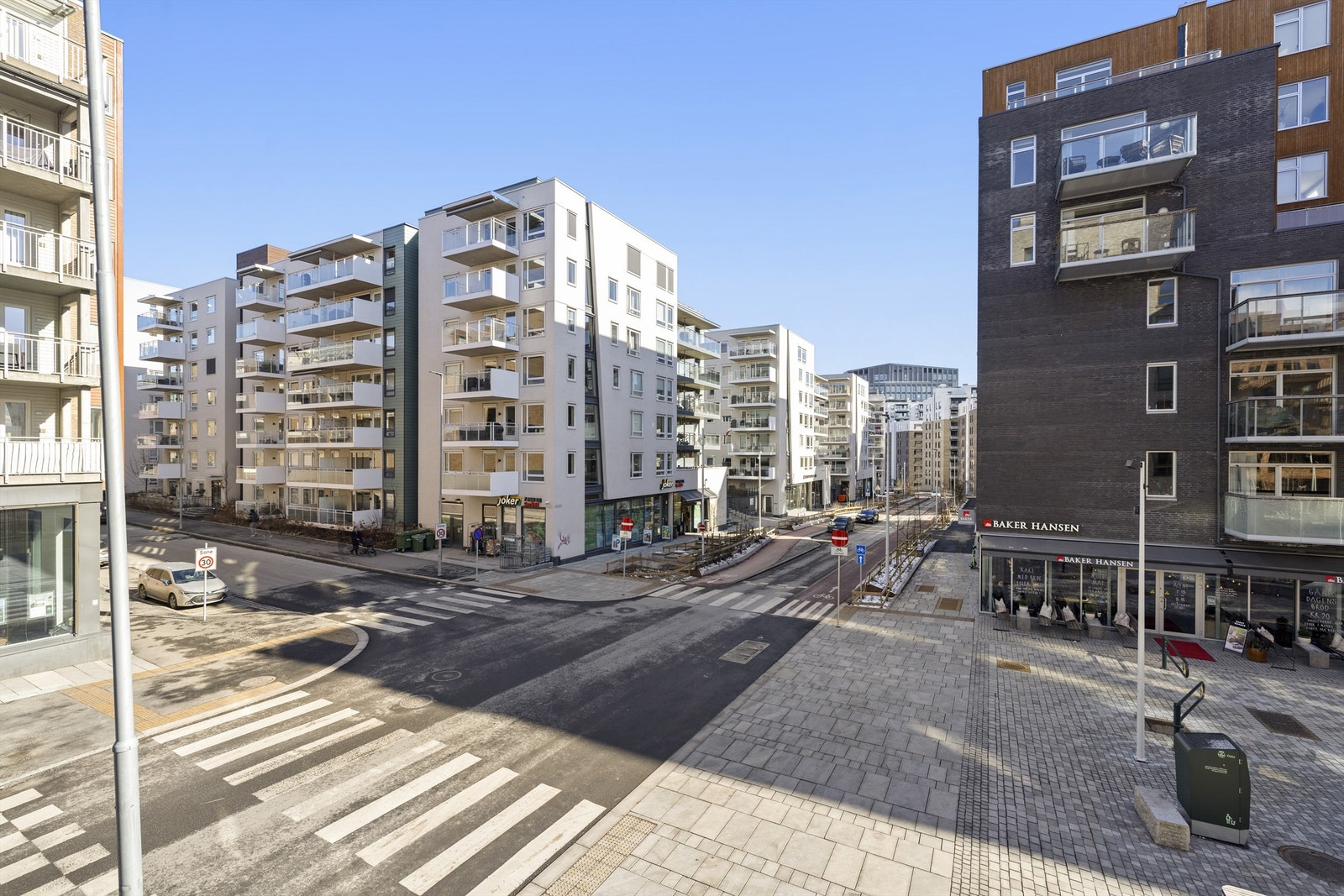 Hyggelig balkong med fin utsikt nedover Lørenveien og Lørenvangen Torg Galleribilde