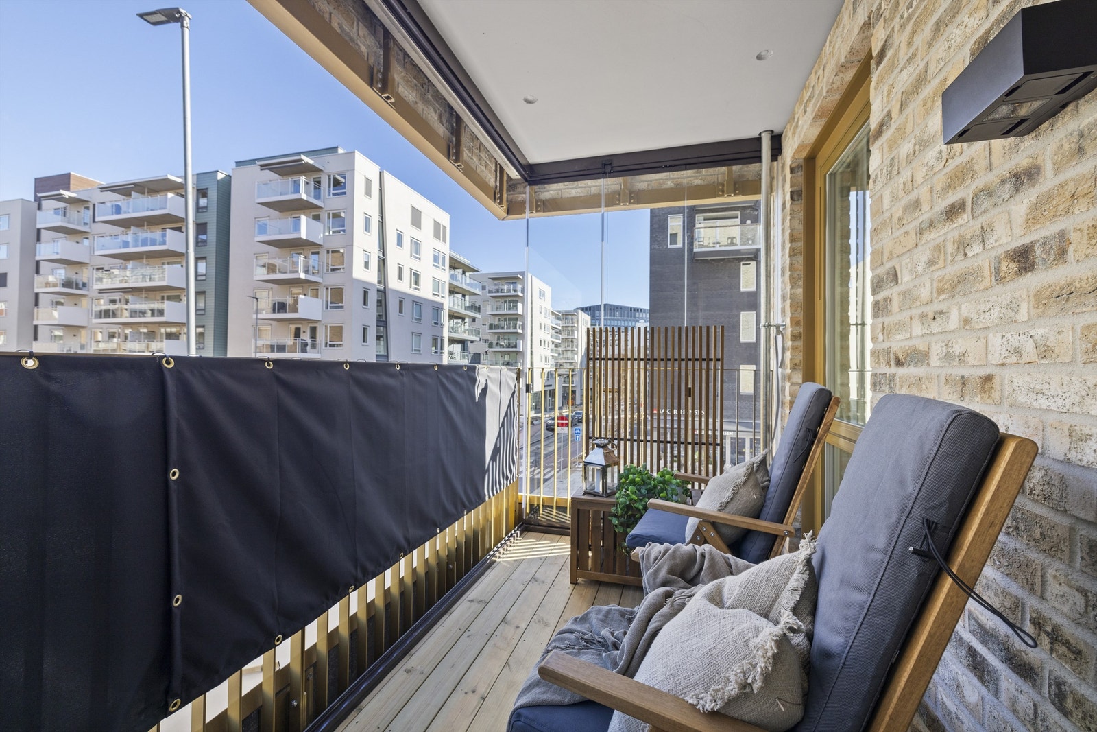 Romslig innglasset nordvendt balkong på 7 m² med adkomst fra gang Galleribilde