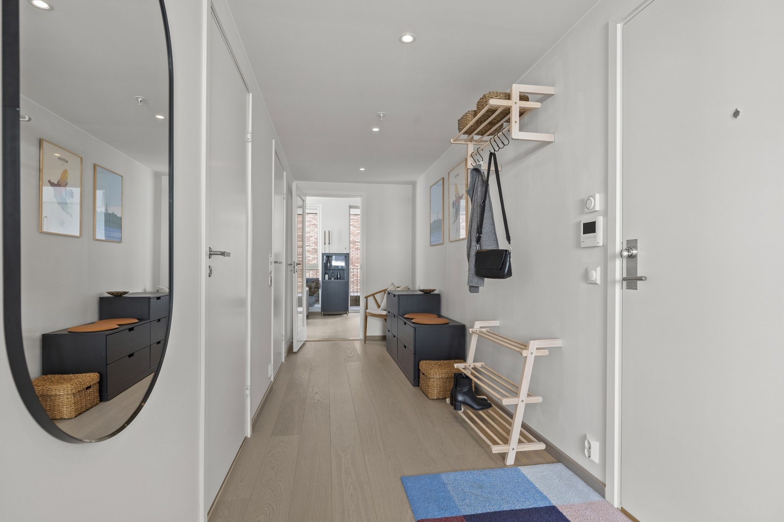 Romslig og innbydende entré med mulighet for etablering av diverse garderobeløsninger til oppbevaring av sko- og yttertøy Galleribilde
