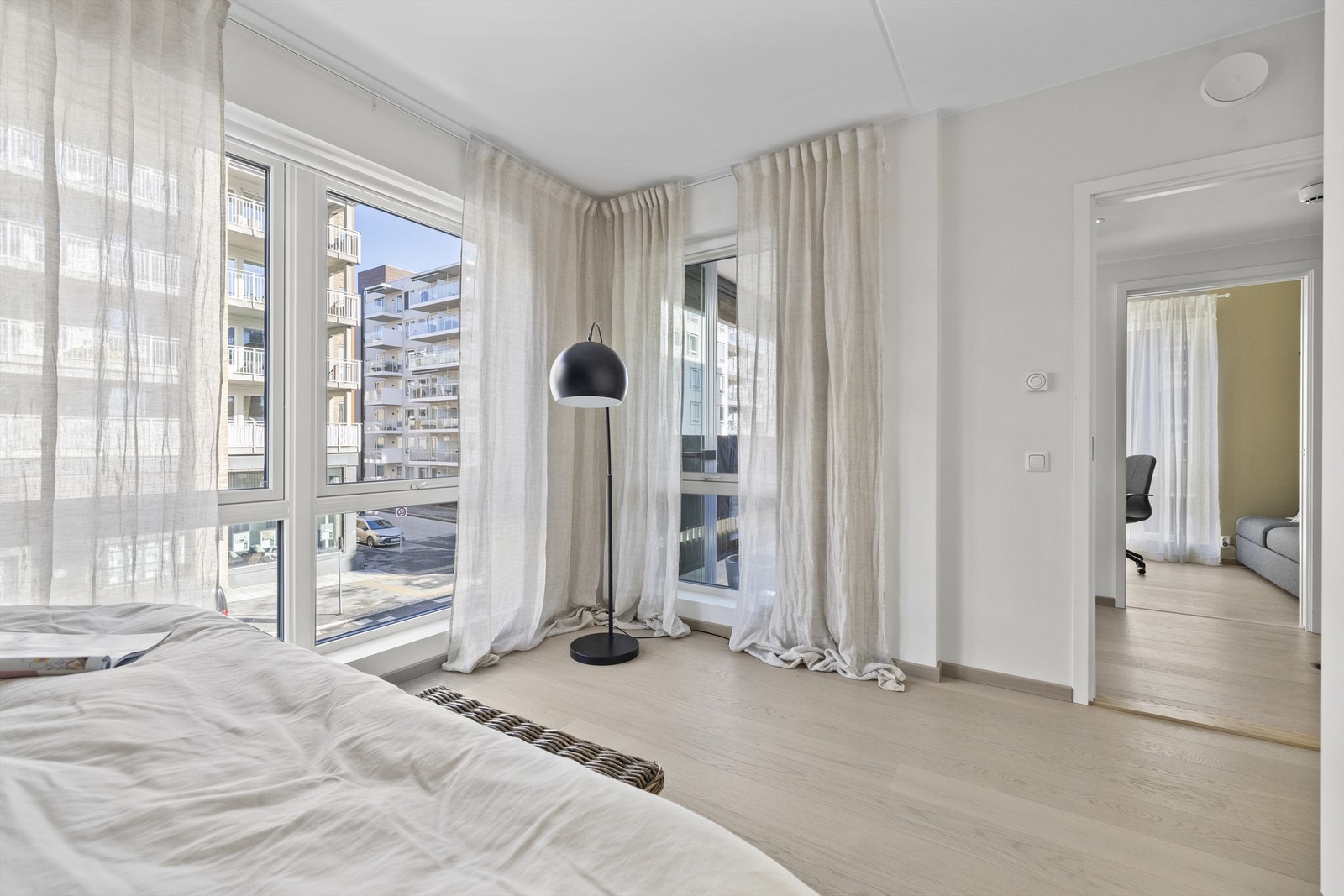 Rikelig med lysinnslipp fra stort vindu. Lekker lys enstavs eikeparkett med vannbåren gulvvarme. Lysmalte slette vegg- og takflater Galleribilde