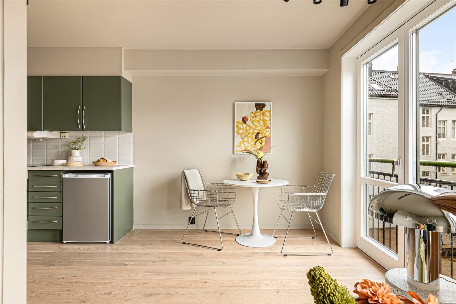 Leilighetene er godt plassutnyttet som åpner opp for en romslig spisegruppe. Galleribilde